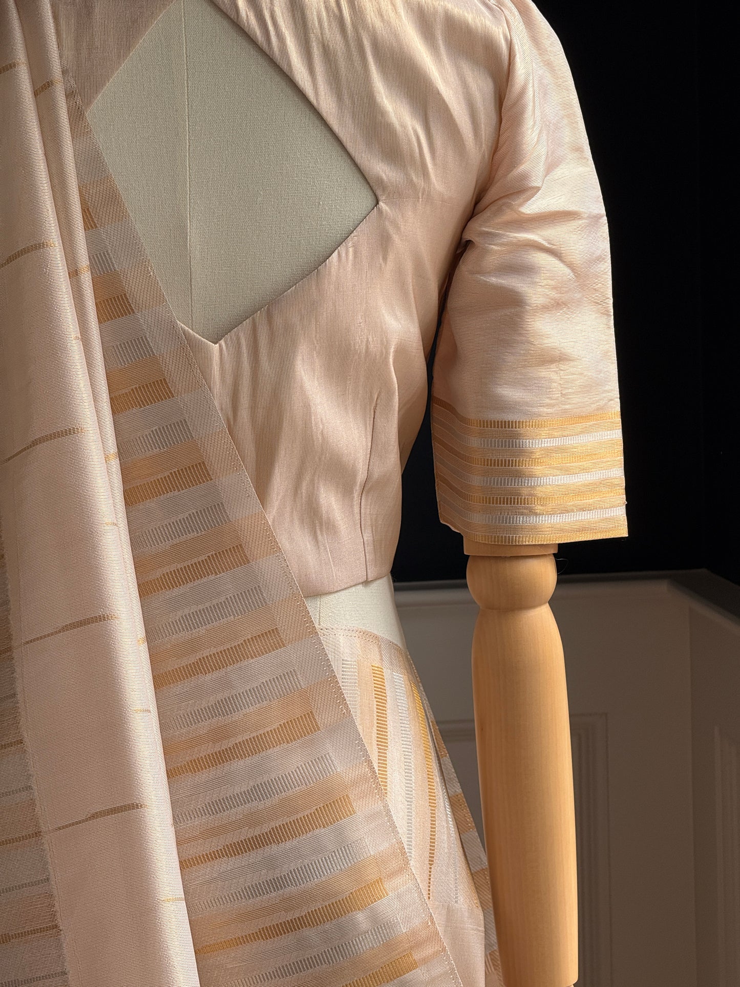 Banarasi Silk Tissue Saree Feat. Double Antique Gold & Silver Borders, Subtle Golden Lines all over  the Body, & Mullai Moggu Pallu with Temple Border.
Lightweight, Soft, Comfortable with a Soft Antique Gold Sheen. Ideal for onam & all festivities 🎉
