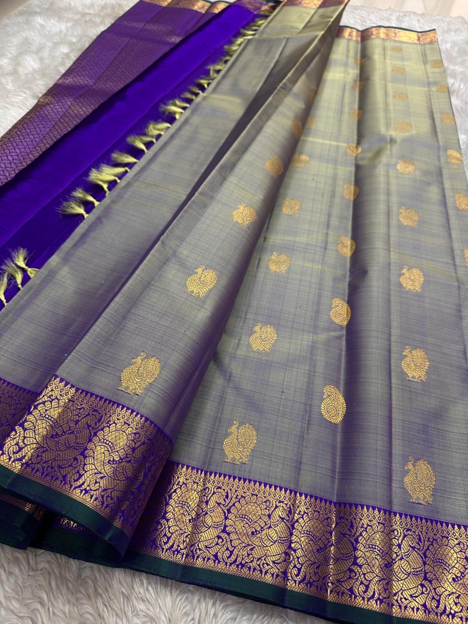 Smoky Lavender
Pure Kanchipuram Handloom Silk Saree
Gold Peacock Zari • Korvai Grandeur