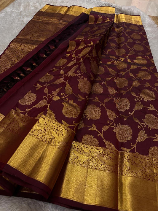 Tanvi – Coffee Brown Kanchipuram Pure Silk Saree with Floral Zari Jaal & Baavanji Border

Rich coffee brown silk adorned with delicate floral zari jaal creates a timeless elegance.
The bold Baavanji border and grand Varisaipettu pallu