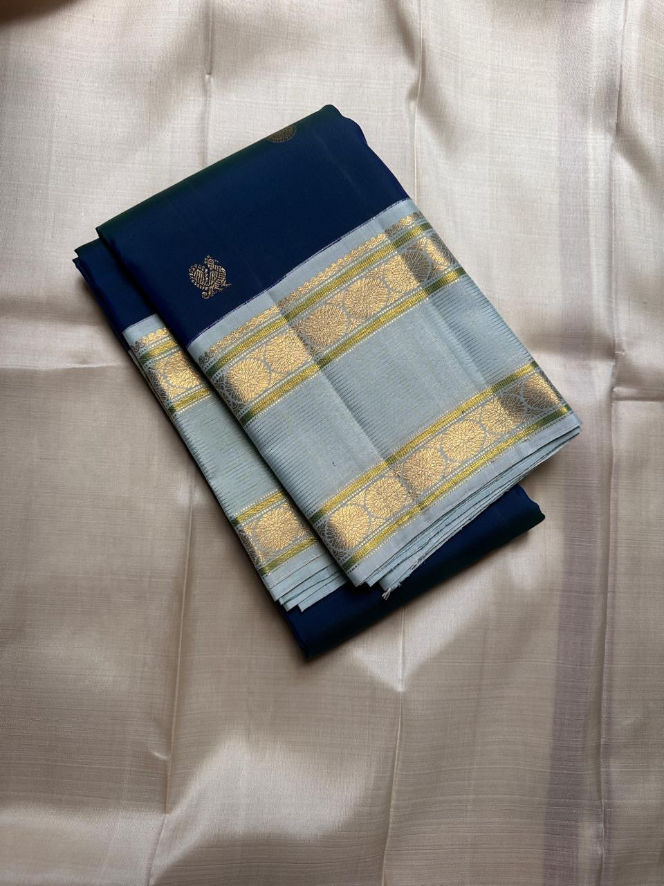 Mayil Kazhuthu ✨ – Peacock’s Neck Kanchipuram Pure Silk Saree
Korvai Royal-Purple Border with Peacock & Floral Zari Vines
Body Embellished with Gold Kamalam (Lotus) Buttas
Grand Gold Zari Pallu with Traditional Motifs & Hand-knotted Tassels
Silk Mark