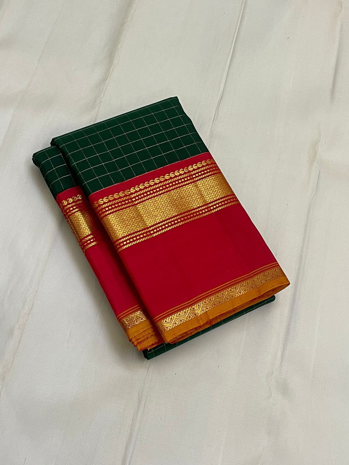 Verdant Blaze Korvai – Pure Silk Kanchipuram Saree
Deep Green Checked Body with Contrast Red Border ✨
Mustard Selvedge Highlight for a Striking Edge 🌼
Rich Gold Zari Borders & Traditional Korvai Weave 💛
Silk Mark Certified | ships in2 weeks