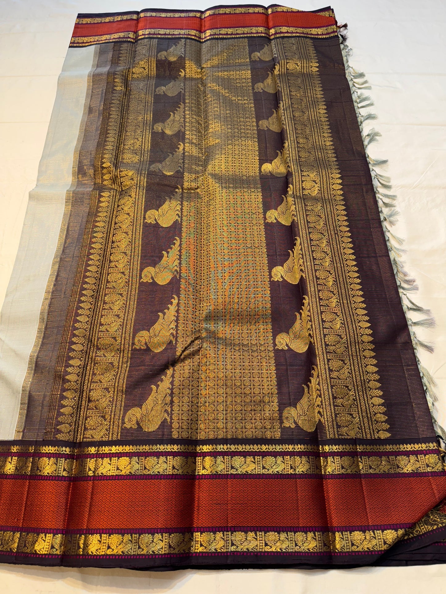 Dove Arakku Vairaoosi — Pure Kanchipuram Silk Saree
Dove Grey Body with Arakku Red Zari-Woven Vairaoosi Pattern
Silk Mark Certified • Free Shipping within USA • Ships in Two Weeks