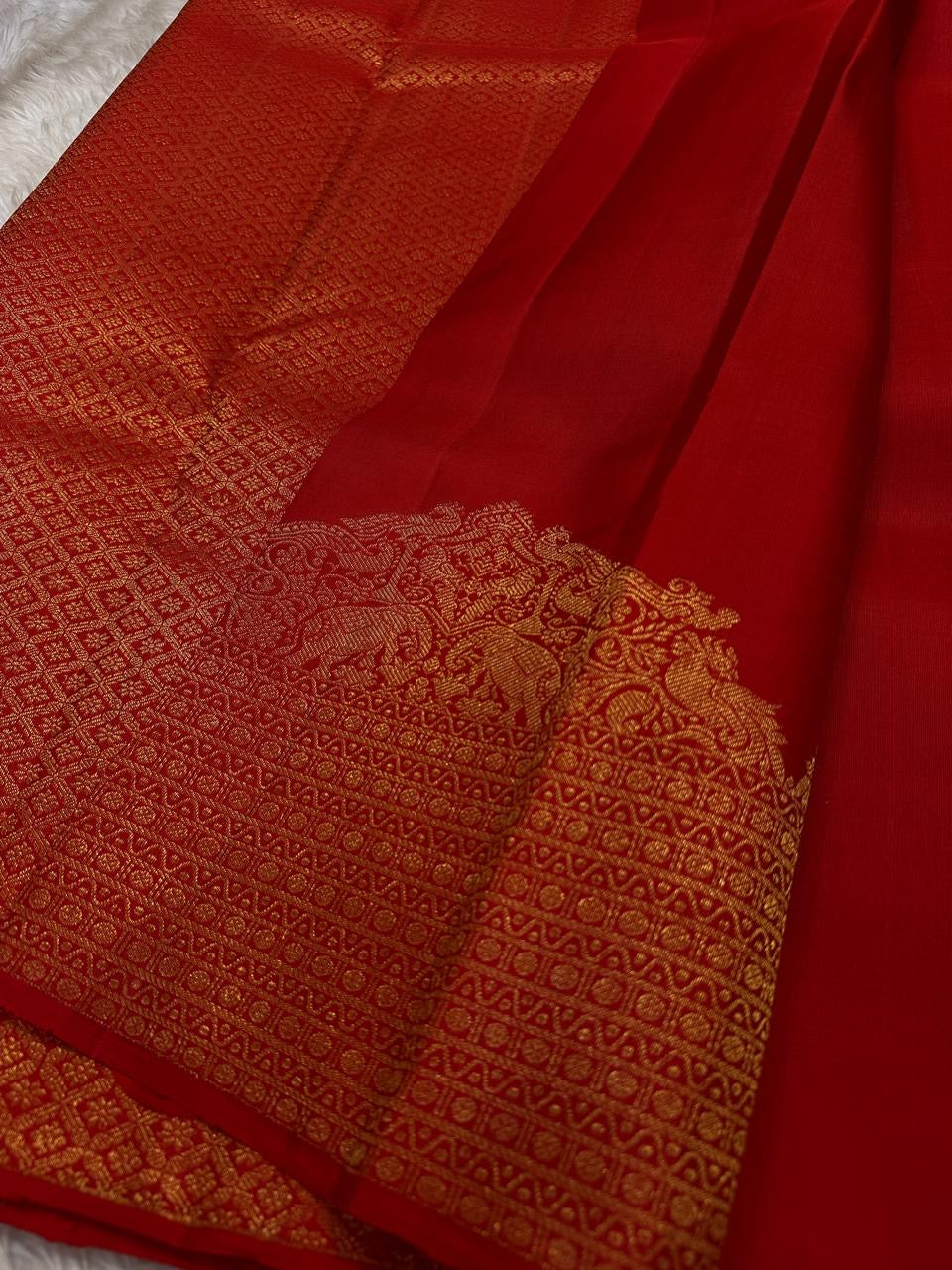 Scarlet Splendor – Pure Kanchipuram Silk Saree
Bridal-Red Body with Petite Gold Zari Buttas ✨
Regal Animal-Panel Border with Intricate Detailing
Grand Red–Gold Brocade Pallu with Lattice Jaal

Silk Mark Certified, delivery in 2 weeks