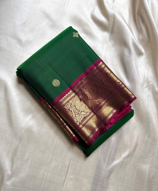 Pure silk kanchipuram Green and magenta pink saree with flower chakram butta all over the body.Grand detailed pallu