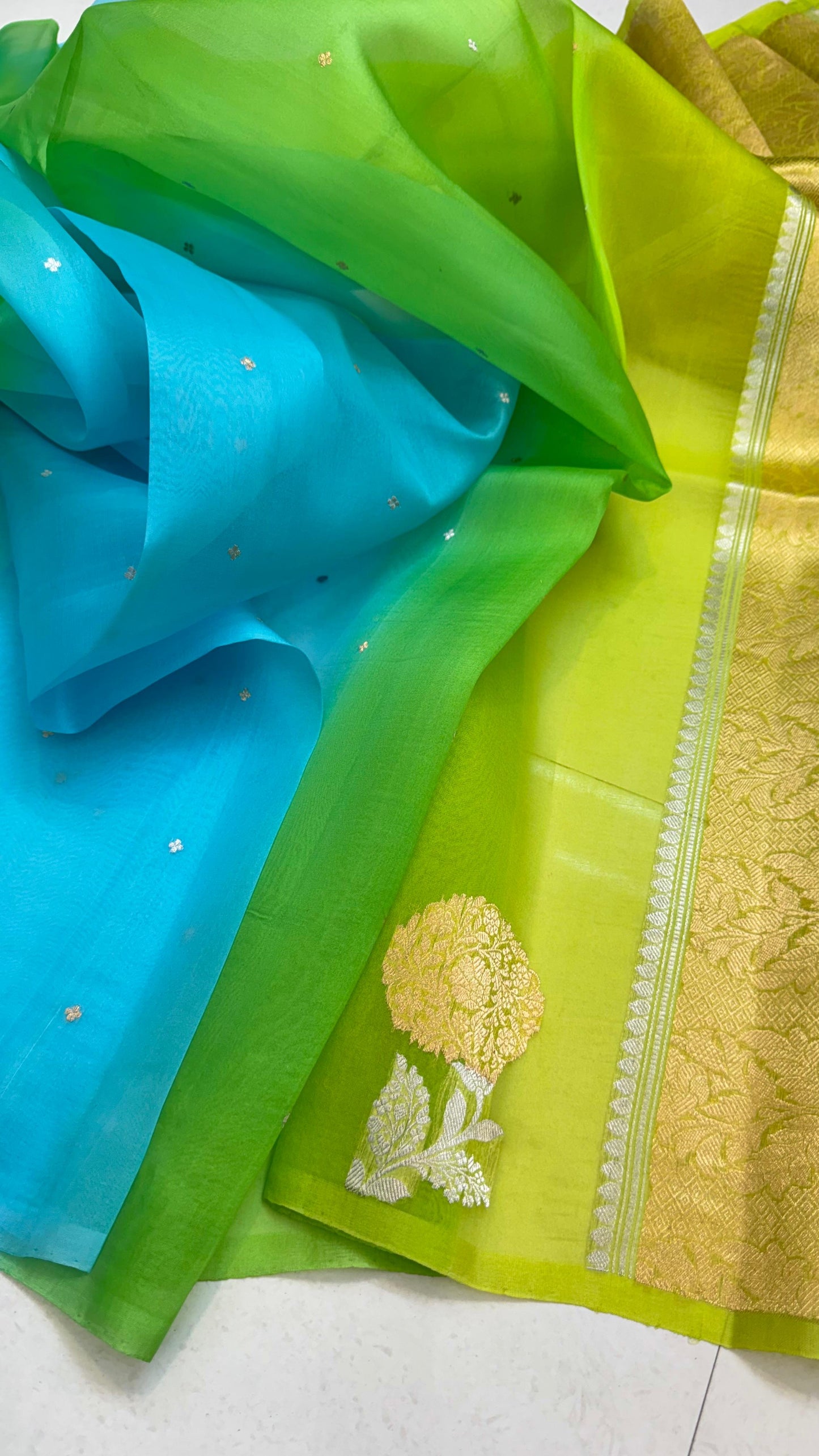 Pure Ektara Kora Silk Handloom Banarasi Saree
Parrot green to aqua blue ombré • Kadhua sona-roopa floral buttas • Raw-Mango style minimal weave
Silk Mark Certified ✅ • Free USA Shipping ✅ • ships in two weeks ✅