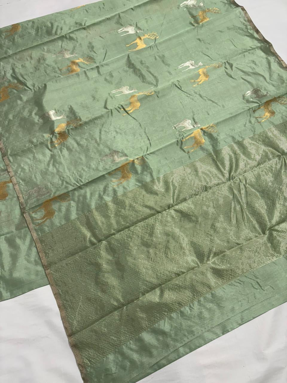 Pure Silk Chanderi – Sage Green with Gold & Silver Stag Motifs
Subtle Kaddi Border & Matching Sage Tissue Pallu ✨
Silk Mark Certified • Free Shipping within USA • Ships in Two Weeks