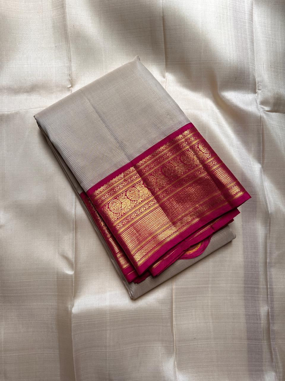Shweta ✨ – Ivory Vairaoosi Pure Silk Saree
Ivory Radiance with Magenta Grandeur
Handwoven Vairaoosi Interlaced with Gold Filaments
Intricate Floral & Lattice Zari Borders in Regal Contrast
Opulent Magenta Zari Brocade Pallu — Timeless Heritage Elegance