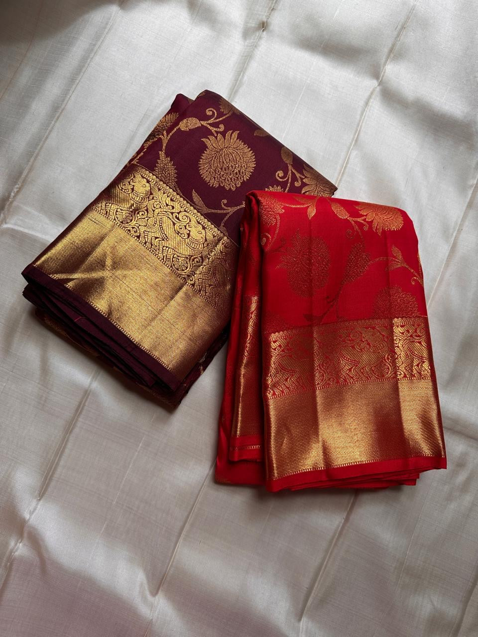 Tanvi – Coffee Brown Kanchipuram Pure Silk Saree with Floral Zari Jaal & Baavanji Border

Rich coffee brown silk adorned with delicate floral zari jaal creates a timeless elegance.
The bold Baavanji border and grand Varisaipettu pallu