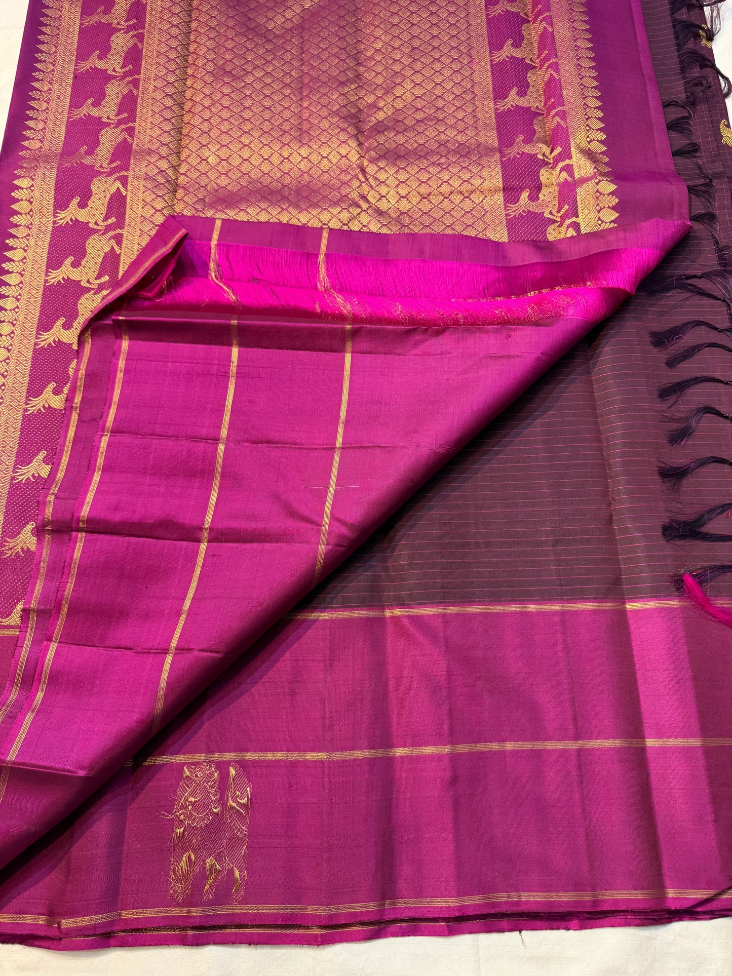 Yazhi Kattam — Pure Kanchipuram Silk Saree
Jamuni plum body with kattam checks & zari ambi buttas
Silk Mark Certified • Free Shipping within USA • Ships in Two Weeks ✅
