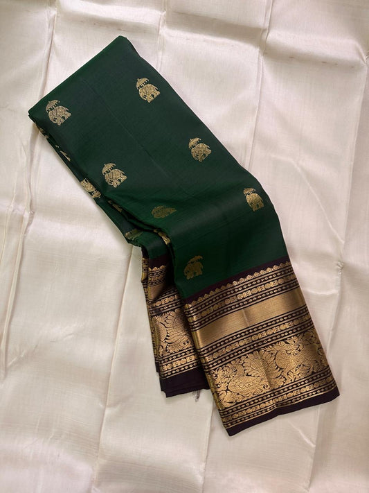 Emerald Green Elephant Butta — Pure Kanchipuram Silk Saree
Emerald green body with antique-gold zari elephant buttas and grand coffee-brown korvai borders featuring yali–mayil motifs.
Silk Mark Certified • Blouse Stitching Available ($30) • Free Shipping