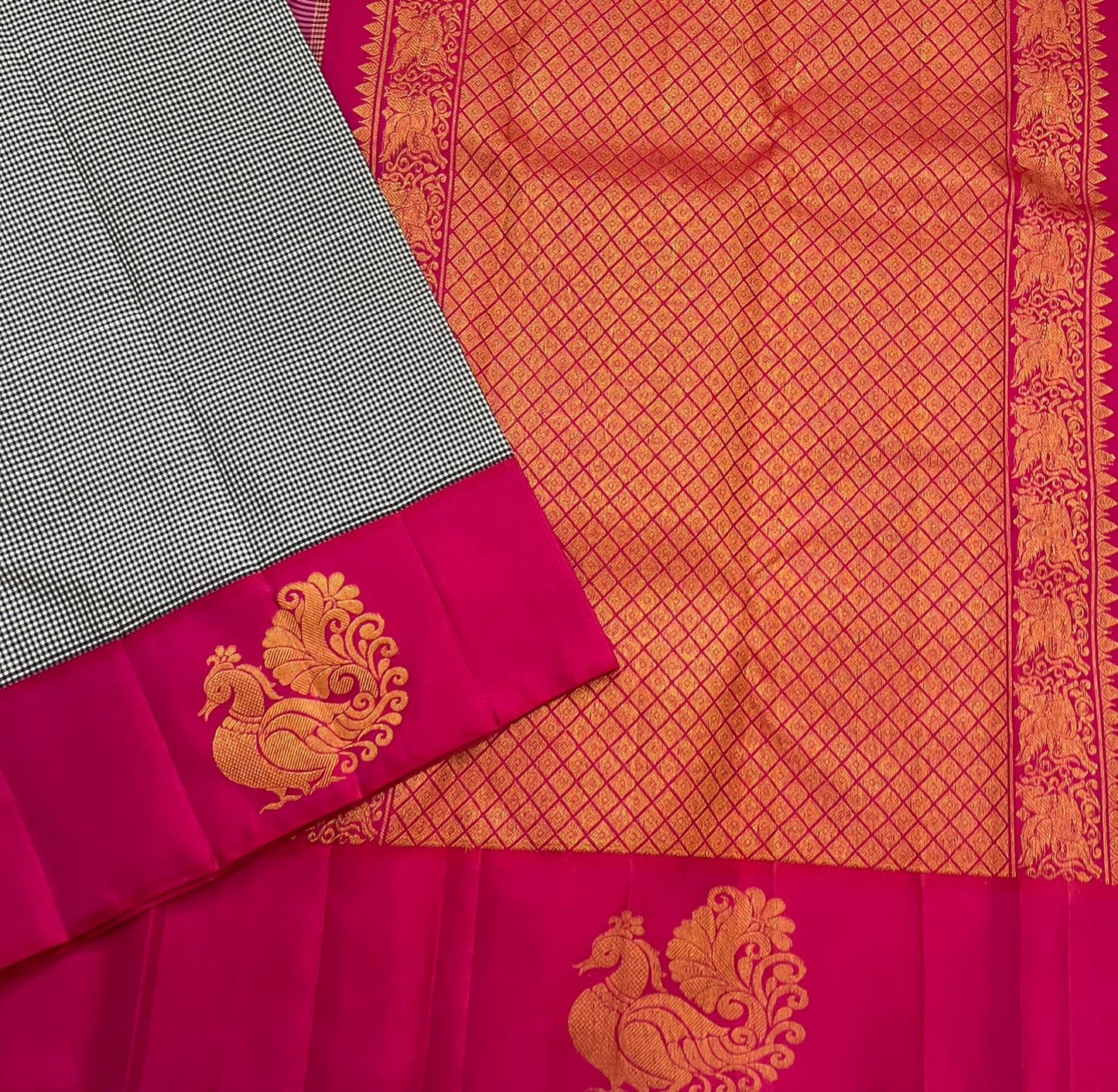 Aaradhana Kattam — Pure Kanchipuram Silk Saree (Black & White × Rani Pink)
Classic black-and-white micro checks with rich rani-pink korvai borders and zari peacock motifs
Silk Mark Certified • Fall & Pico Done • Blouse Stitching Available ($30) • Free Shi