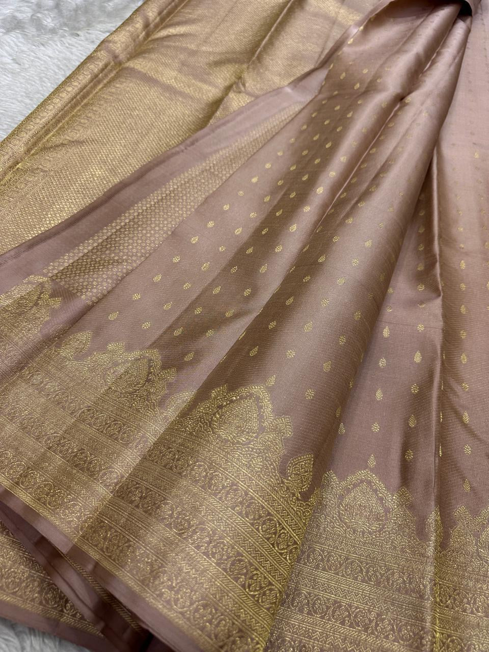 Kemp Kanchi – Mauve Gold | Pure Kanchipuram Silk Saree
Mauve–Dusty Rose Body with Gold Leaf Buttas & Temple Zari Borders
Silk Mark Certified • Free Shipping Within USA • Ships in Two Weeks