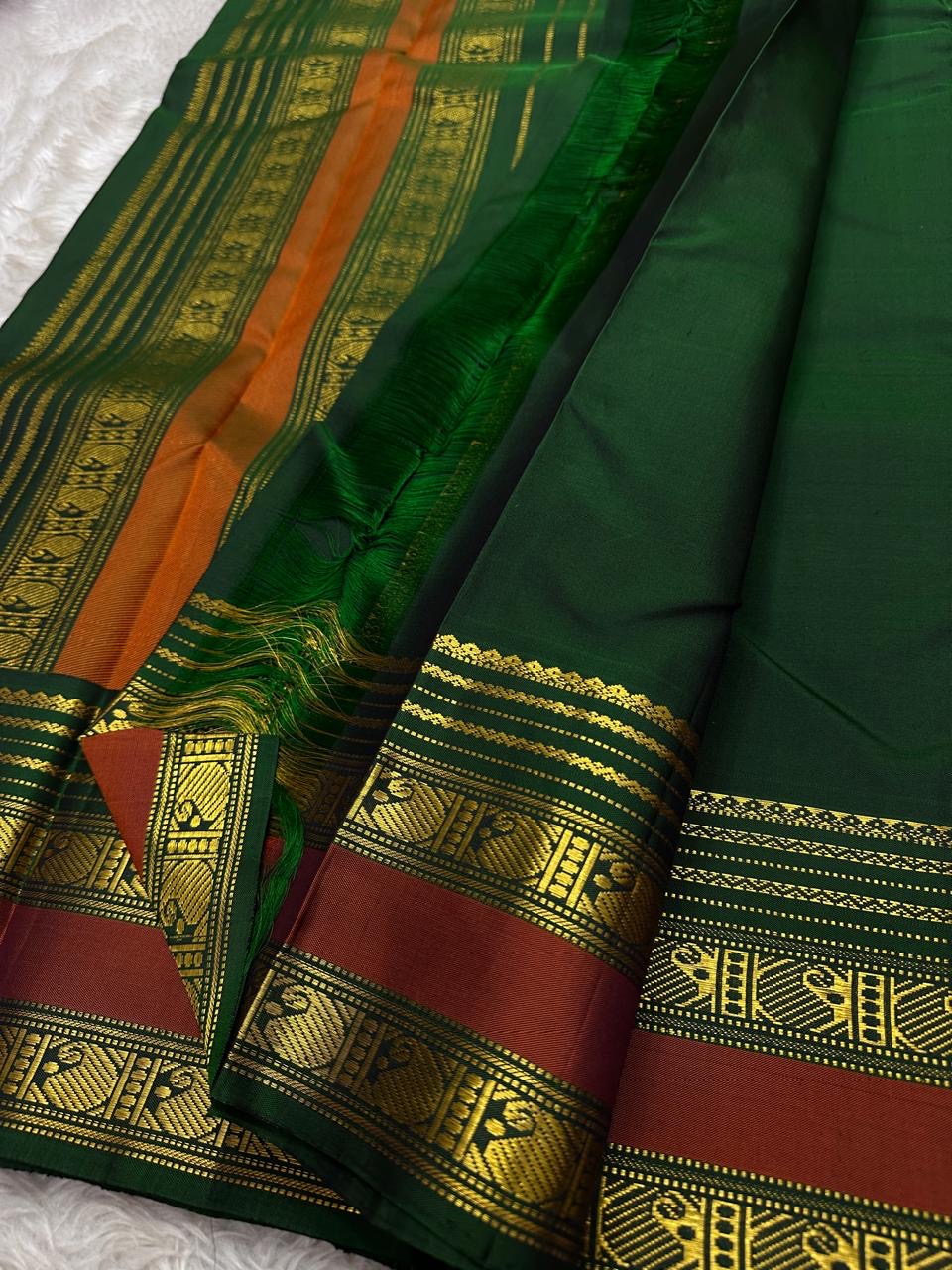 Minnal ✨ – Forest Green Kanchipuram Pure Silk Saree
with Radiant Gold Coin Buttas 🌸
Rust Korvai Varisaipet Zari Border
Grand Green Pallu with Gold Stripes & Panels