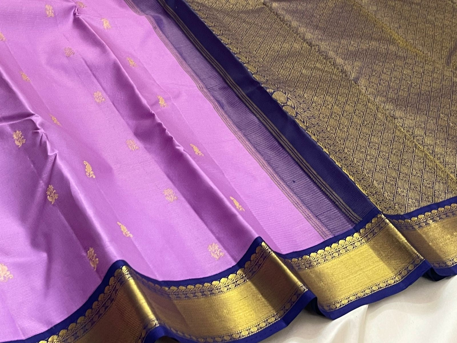 Deep blue korvai border with traditional gold zari on lavender silk saree