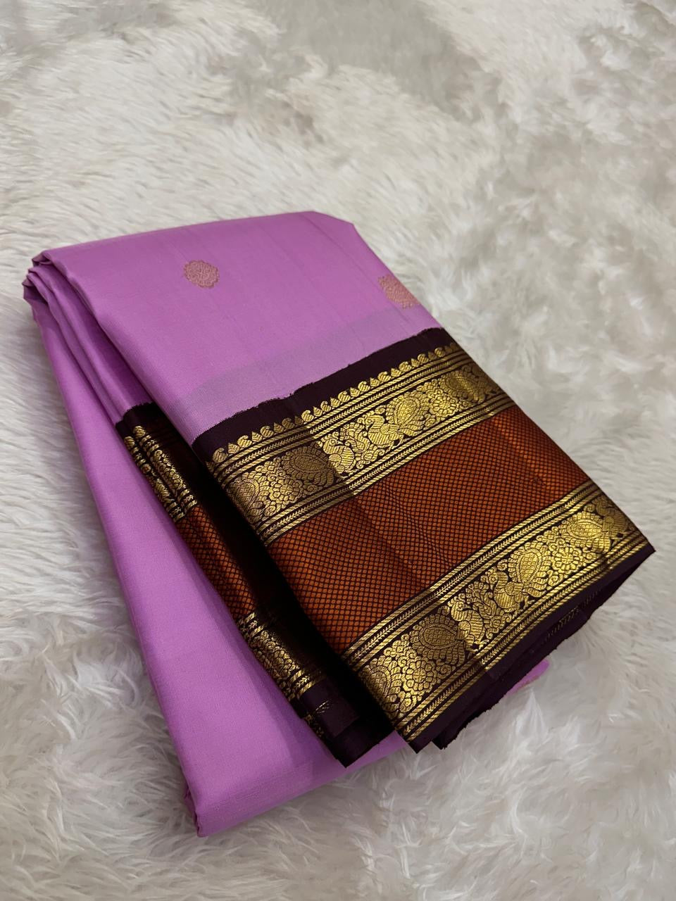 Lavender pure silk Kanchi Pattu saree, Rettapet weave with Deep Aubergine Korvai border — body weave close-up