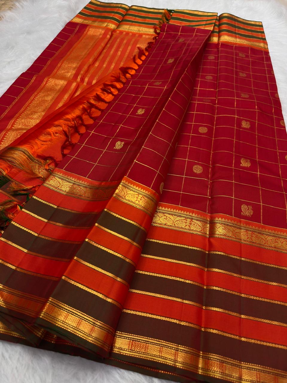 Pillar-Box Red pure silk Kanchipuram saree, Varisaipet weave with Deep Brown border — body weave close-up