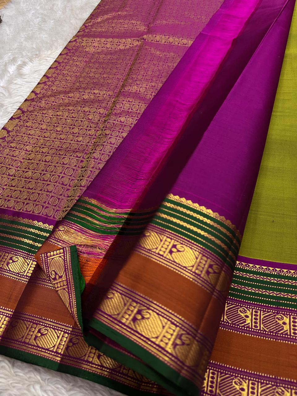 Meadow Bloom ✨ – Pure Kanchipuram Silk Saree
Meadow Green Body with Gold Zari Buttas
Contrast Brown–Green Border with Peacock Motifs
Majestic Magenta-Pink Zari Brocade Pallu
Handwoven Elegance – Perfect for Weddings & Festive Wear