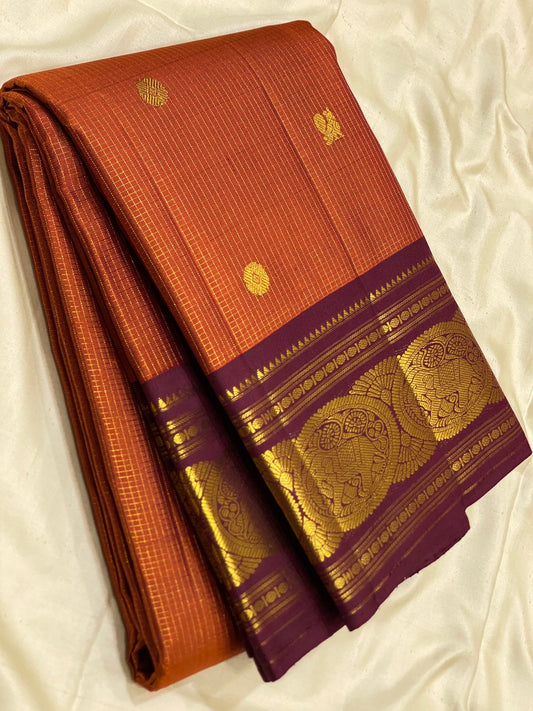 Uma 🌺 – Rust-Orange Kanchipuram Pure Silk Saree
Wide Deep Aubergine-Brown Borders with Sorgavasal Yaanai (Temple Elephant) Motifs
Rich Gold Brocade Pallu with Diamond pettu& Floral Vines