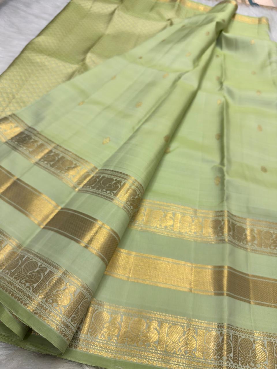 Tender Leaf Green handwoven pure silk Kanchipuram Varisaipet saree with ornamental zari border, image 2.