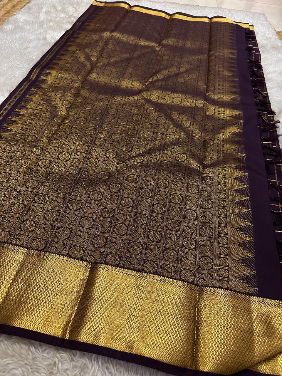 Midnight Plum Kattam Royale
Pure Kanchipuram Silk · Gold Zari Woven Grid
Temple Buttas + Majestic Zari Border Ensemble