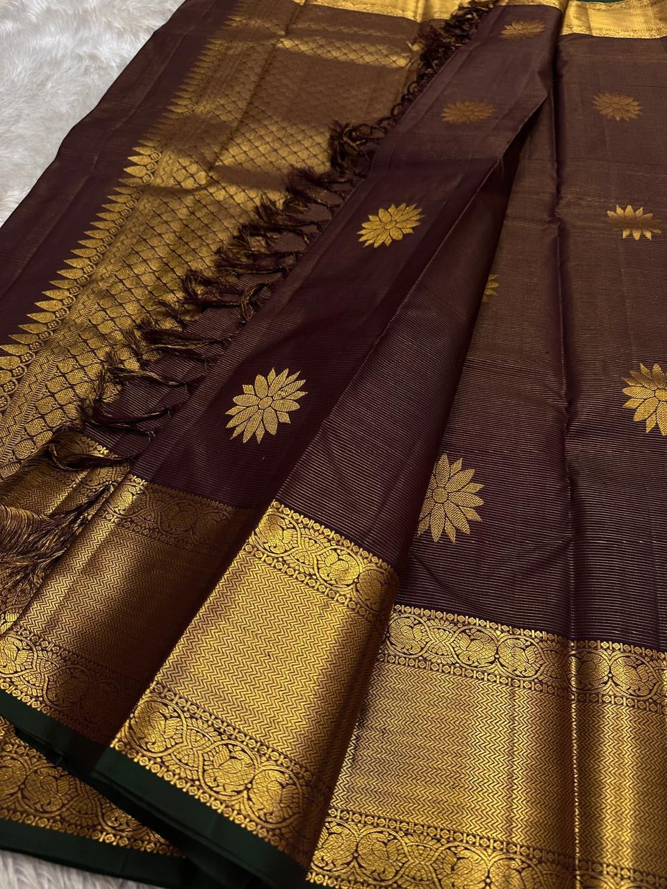 Bronze Lotus Vairaoosi
Coffee-Deep Kanchipuram Silk Saree
Grand Zari Borders • Lotus Butta Elegance