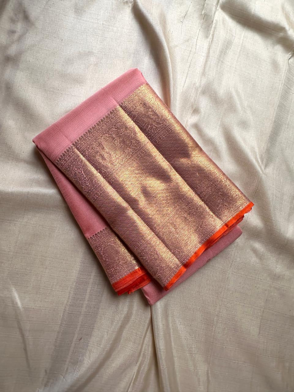 Lalima 🌸 – Bud Pink Pure Silk Saree
Featuring Large Ornate Floral Motifs Woven in 3g Pure Zari ✨
Adai Madam Floral & Vine Borders with Majestic Baavanji & peacock motif Layers 🌿 🦚
Finished with a Crimson-Orange Selvedge for Stunning Contrast 🔥