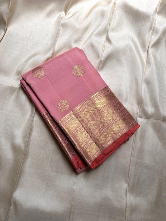 Malini – Pale Pink Pure Silk Kanchipuram Saree with 4G Gold Zari Lotus Buttas and Temple Motif Border
A delicate pale pink drape handwoven in pure silk with shimmering 4G gold zari lotus buttas all over the body.