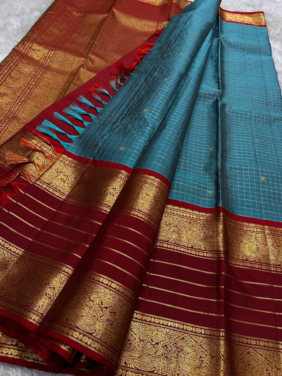 Janaki ✨
Rama Blue Pure Kanchipuram Silk Saree
With Vermilion Red Rettapet peacock Border
Gold Zari lines & beautiful Pallu
Silk Mark Certified | Handloom Heritage