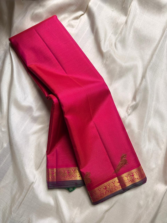 Vairaoosi Kili – Pink ✨
Pure Silk Kanchipuram Saree
with Delicate Parrot Motifs 🕊️
Vanki Neli Zari Border 🌿 with peacock and paisley motifs 
& Opulent Brocade Pallu ✨