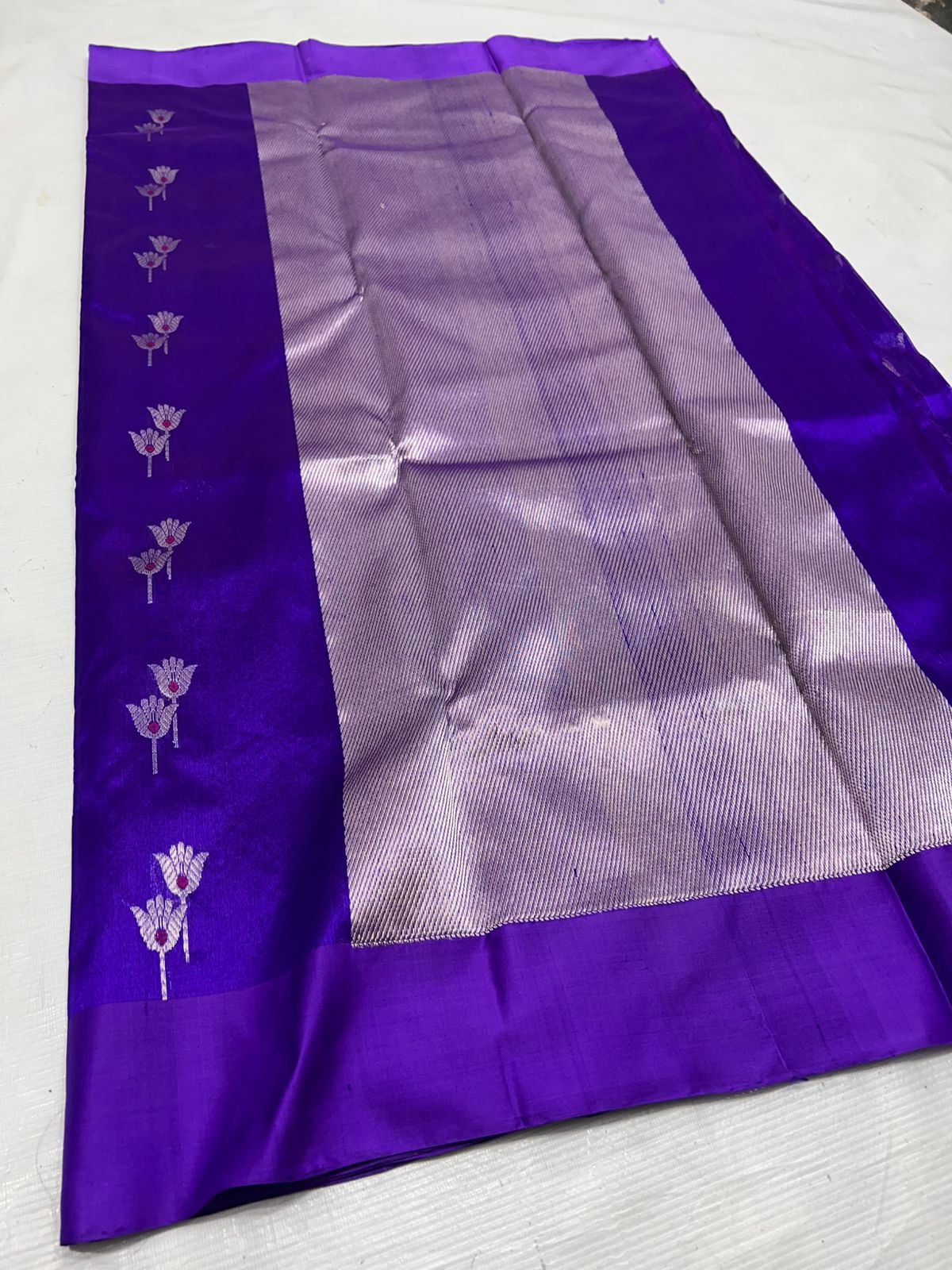 Pure Silk Chanderi – Royal Violet with goldSilver Lotus Buttas
Plain Violet Border & Shimmering Silver Tissue Pallu ✨
Silk Mark Certified • Free Shipping within USA • Ships in Two Weeks