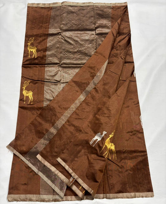 Pure Silk Chanderi – Cocoa Brown with Gold & Silver Stag Motifs
Handwoven Elegance with Subtle Tissue Pallu ✨
Silk Mark Certified • Free Shipping within USA • Ships in Two Weeks