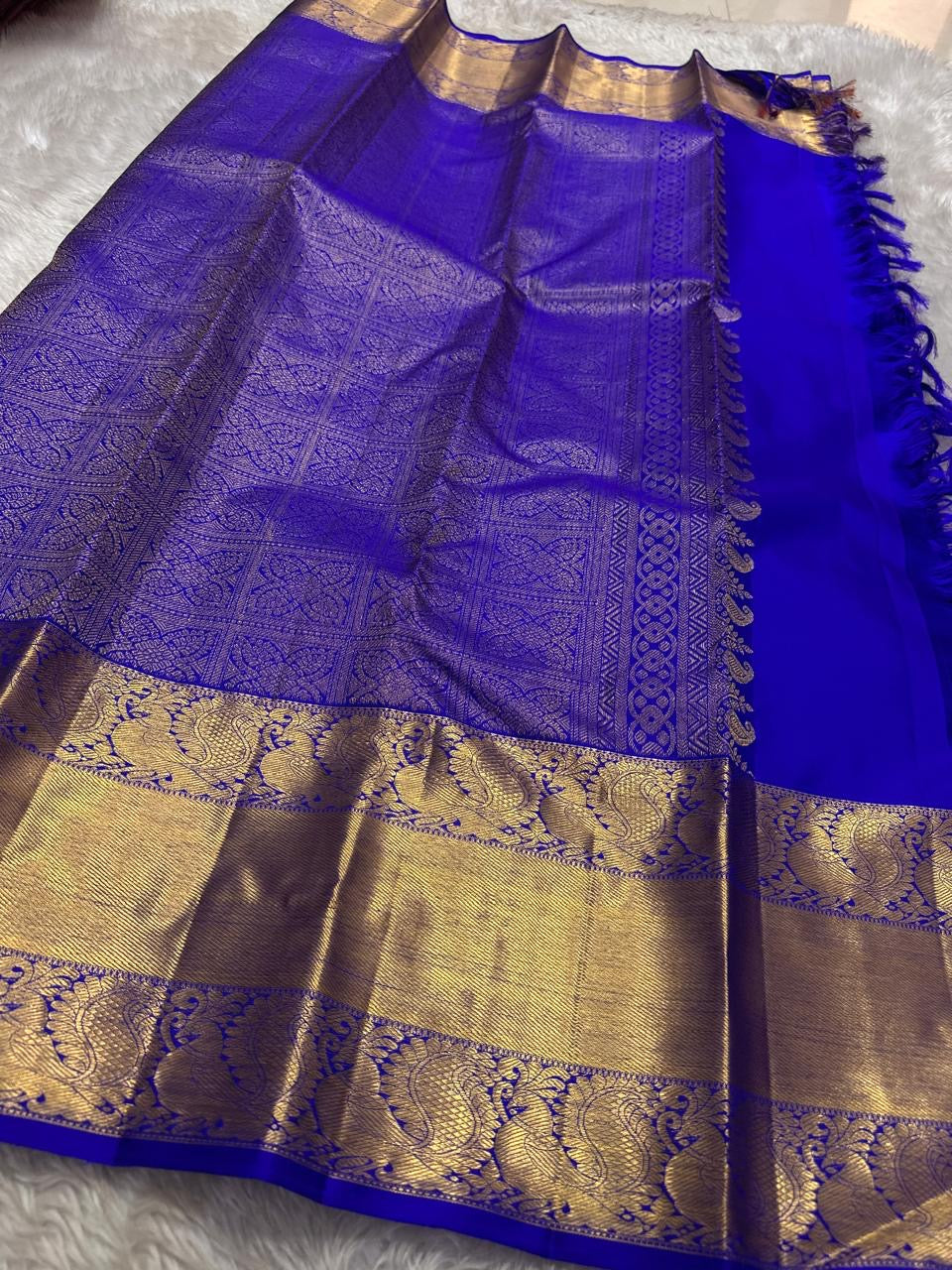 Kalyana Neelam Kattam — Kanchipuram Pure Silk

Deep royal neelam blue body with kattam (grid) checks & mayil buttas

Grand gold kaddi border with ornate paisley vines; rich zari pallu

Silk Mark Certified | Free Shipping within USA

Dispatch in 1 Week