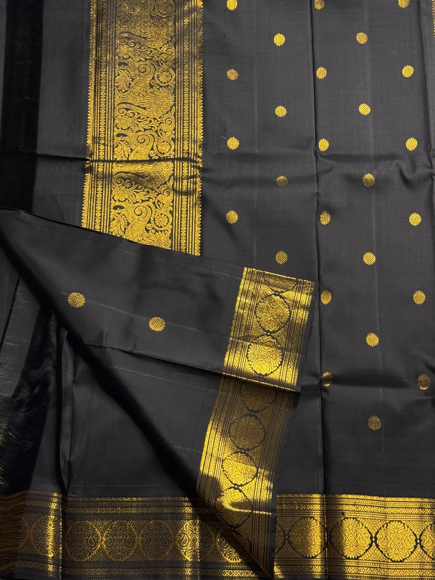 Kaviya Irul — Pure Silk Kanchipuram Saree
Jet Black Body • Antique Gold Zari Buttas
Floral Medallion Korvai Border • Brocade Pallu
Silk Mark Certified ✅ • Fall & Pico Done ✅
Blouse Stitching Available ($30) • Free Shipping within USA 🇺🇸 • Two Weeks