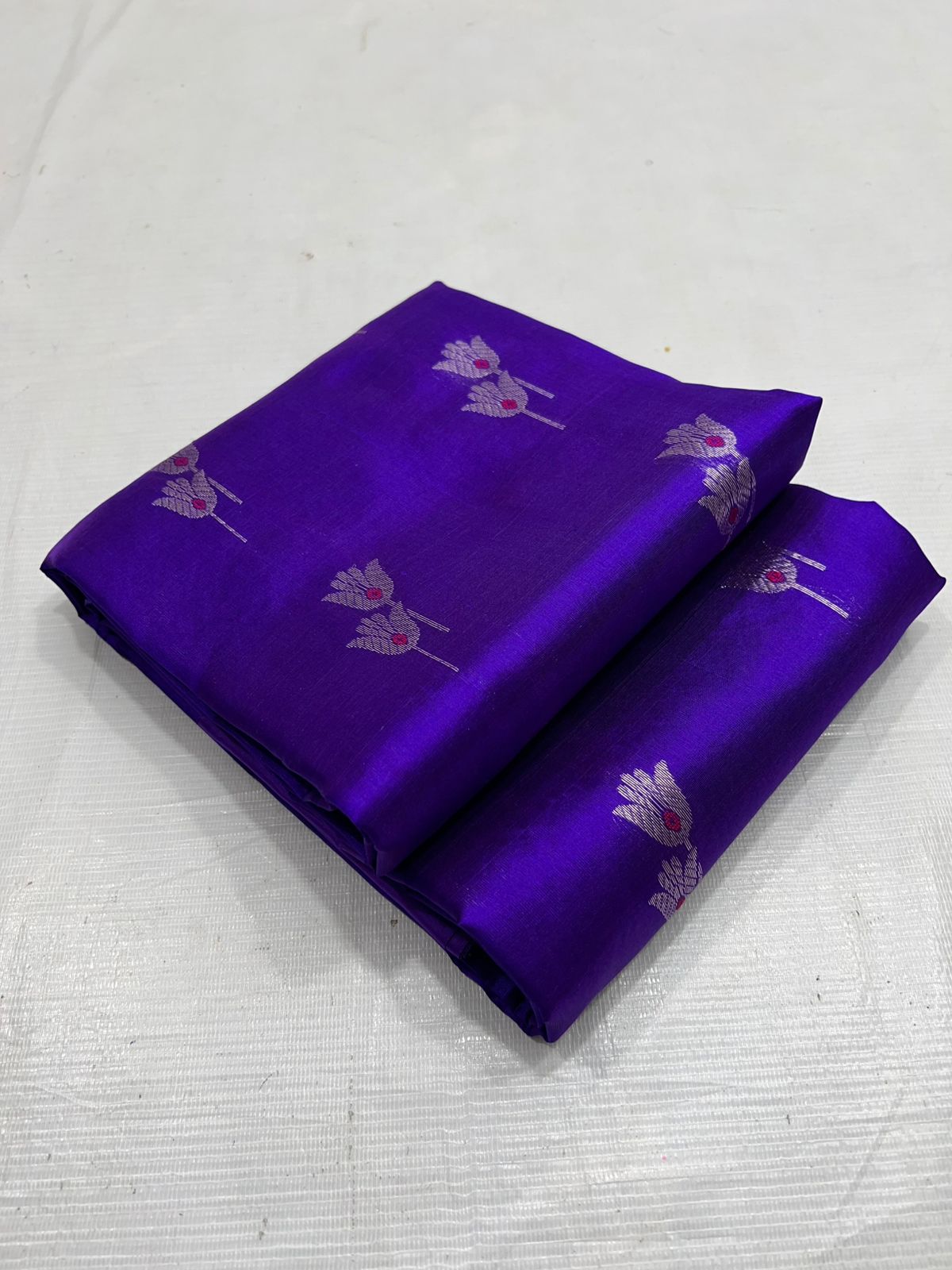 Pure Silk Chanderi – Royal Violet with goldSilver Lotus Buttas
Plain Violet Border & Shimmering Silver Tissue Pallu ✨
Silk Mark Certified • Free Shipping within USA • Ships in Two Weeks