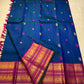 Starry Night — Pure Silk Kanchipuram Saree
Dual-tone Teal Blue with Magenta & Gold Paisley Buttas ✨
Silk Mark Certified ✅ | Ships in Two Weeks | Free USA Shipping 🇺🇸