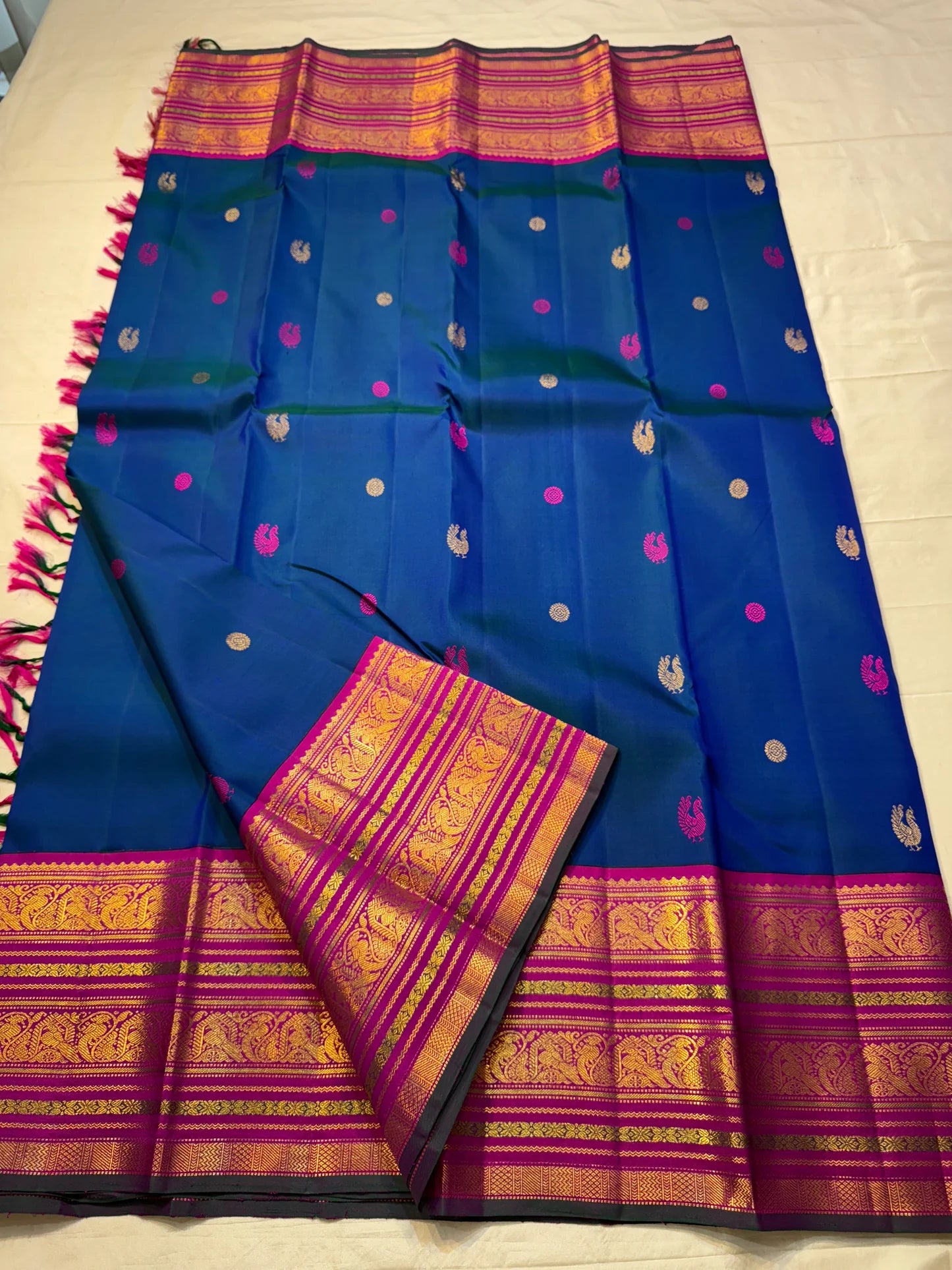 Starry Night — Pure Silk Kanchipuram Saree
Dual-tone Teal Blue with Magenta & Gold Paisley Buttas ✨
Silk Mark Certified ✅ | Ships in Two Weeks | Free USA Shipping 🇺🇸