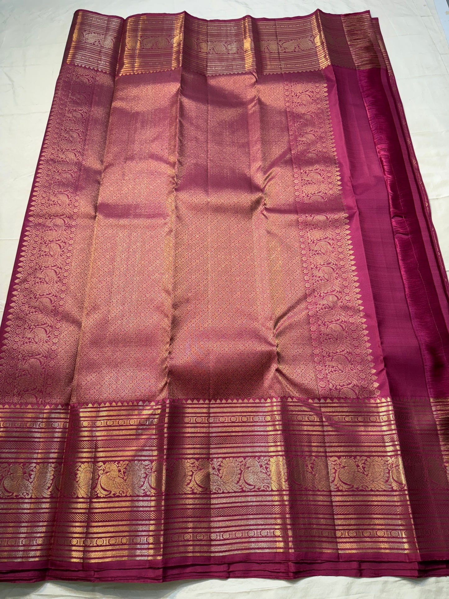 Kanakamalli — Pure Kanchipuram Silk Saree
Rani rose / magenta silk with vertical zari lines & gold peacock borders
Silk Mark Certified • Blouse Stitching Available ($30) • Free Shipping within USA • Ships in Two Weeks