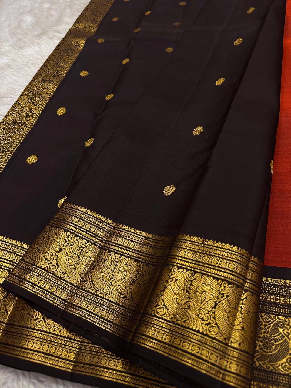 Crimson Earth – Red & Deep Brown Kanchipuram Pure Silk Saree ✨
Radiant Red Body with Golden Zari kamalam  Buttas
Deep Brown Korvai Border with Peacock Motifs
Majestic Brown Pallu with Ornamental Zari Weaving

Silk Mark Certified, delivery in 2 weeks