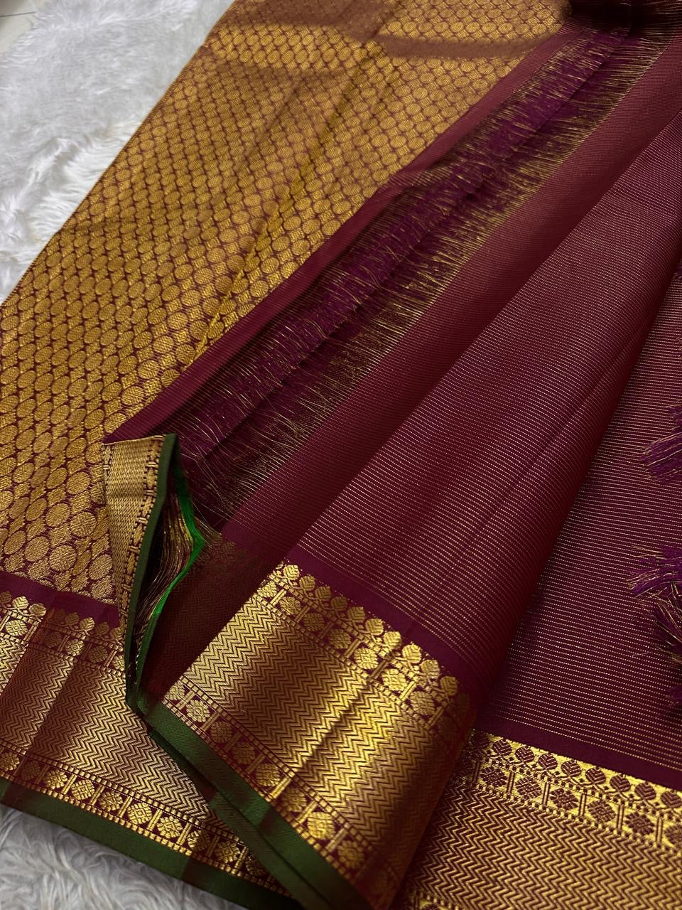 Paaku Vairaoosi Kili — Pure Kanchipuram Silk (Maroon × Gold × Green)
Handwoven maroon silk with zari kili motifs, vairaoosi stripes & antique gold chevron borders.
Silk Mark Certified • Free USA Shipping • Ships in Two Weeks • Blouse Stitching ($30)