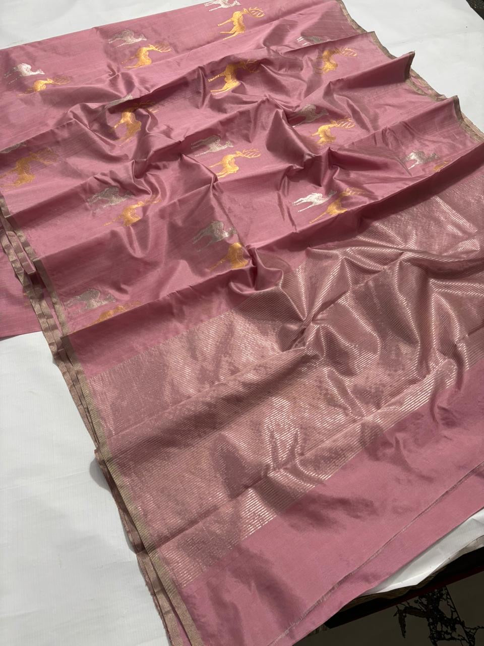 Pure Silk Chanderi – Mauve Tea Rose Pink with Silver Tissue Pallu
Mauve-rose silk with gold & silver stag buttas and sleek silver border ✨
Silk Mark Certified • Free Shipping within USA • Ships in Two Weeks