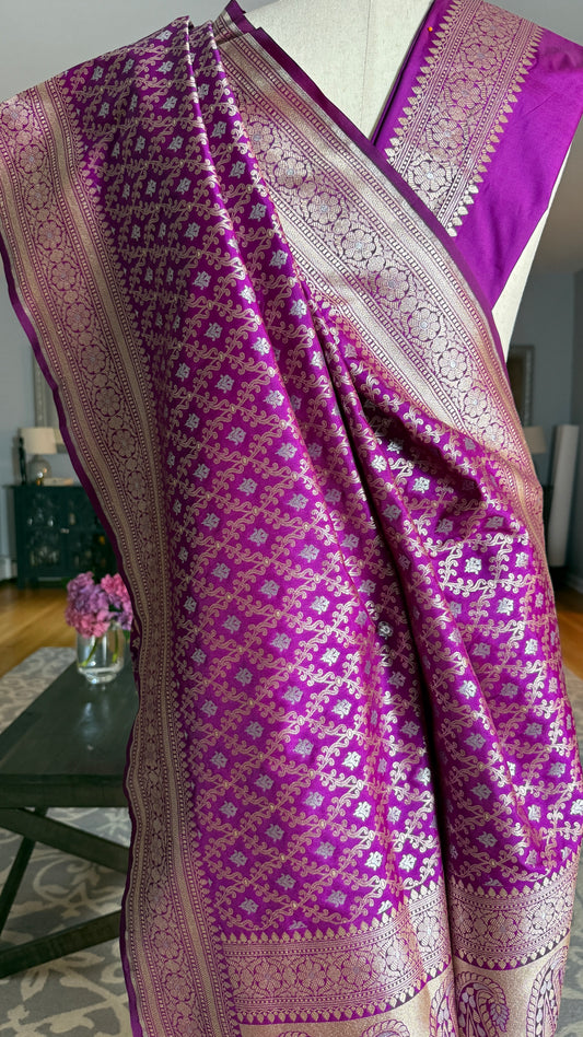 Luxurious deep purple silk Katan Banarasi, exquisitely soft and lightweight.
All-over jaal work in stunning sona roopa (gold & silver)for timeless elegance.
Handwoven Raw Mango–style by certified Banarasi weaver family from Azamgarh.
Ready to ship from NJ