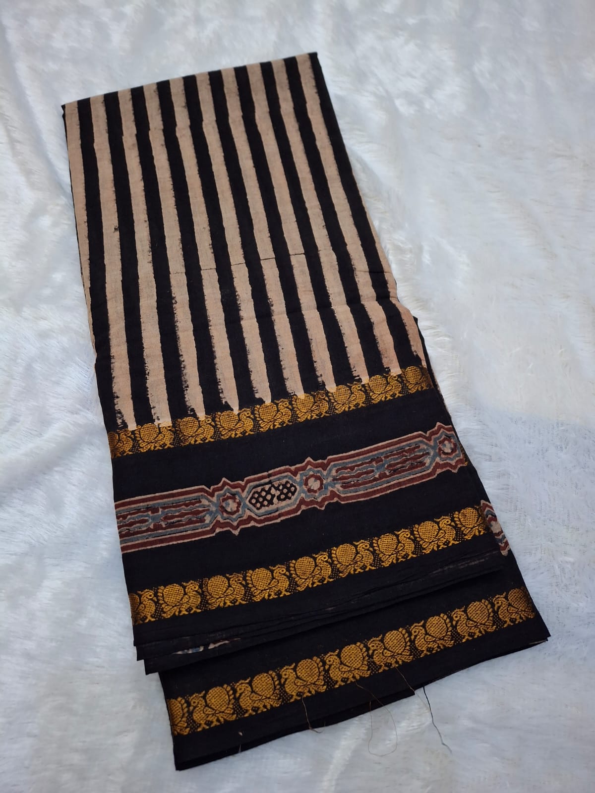 Ajrak Hand Block Print on Pure Madurai Cotton Saree
Clamp-dyed borders by Kattuchayam artisans, naturally dyed in Gujarat
Handcrafted Cotton Elegance • Free Shipping within USA • Ships in Two Weeks