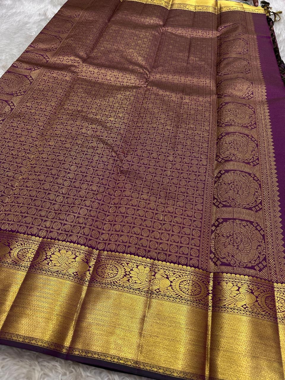 Purple Vairaoosi – Pure Kanchipuram Silk Saree
Classic purple body woven in the timeless Vairaoosi pinstripe technique ✨
Grand antique-gold korvai borders with rosettes & chevron weave. Silk Mark Certified, delivery in 2 weeks