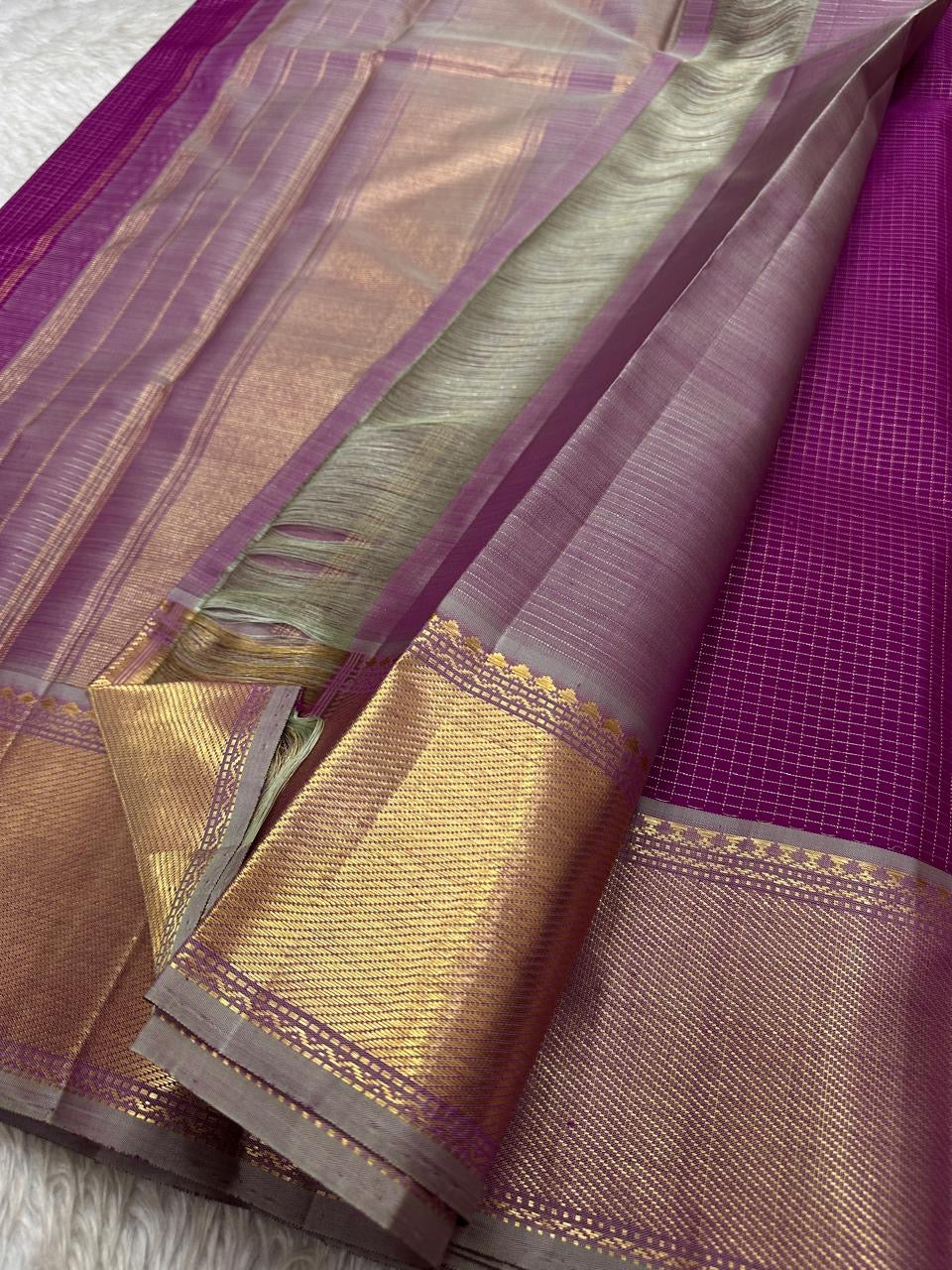 Gulabi Rekha – Pure Kanchipuram Silk Saree with Zari Checks & Tissue Pallu

A radiant gulabi body woven in fine zari kattam.
Silver-gold borders gleam with subtle elegance.

Silk Mark Certified, delivery in 2 weeks