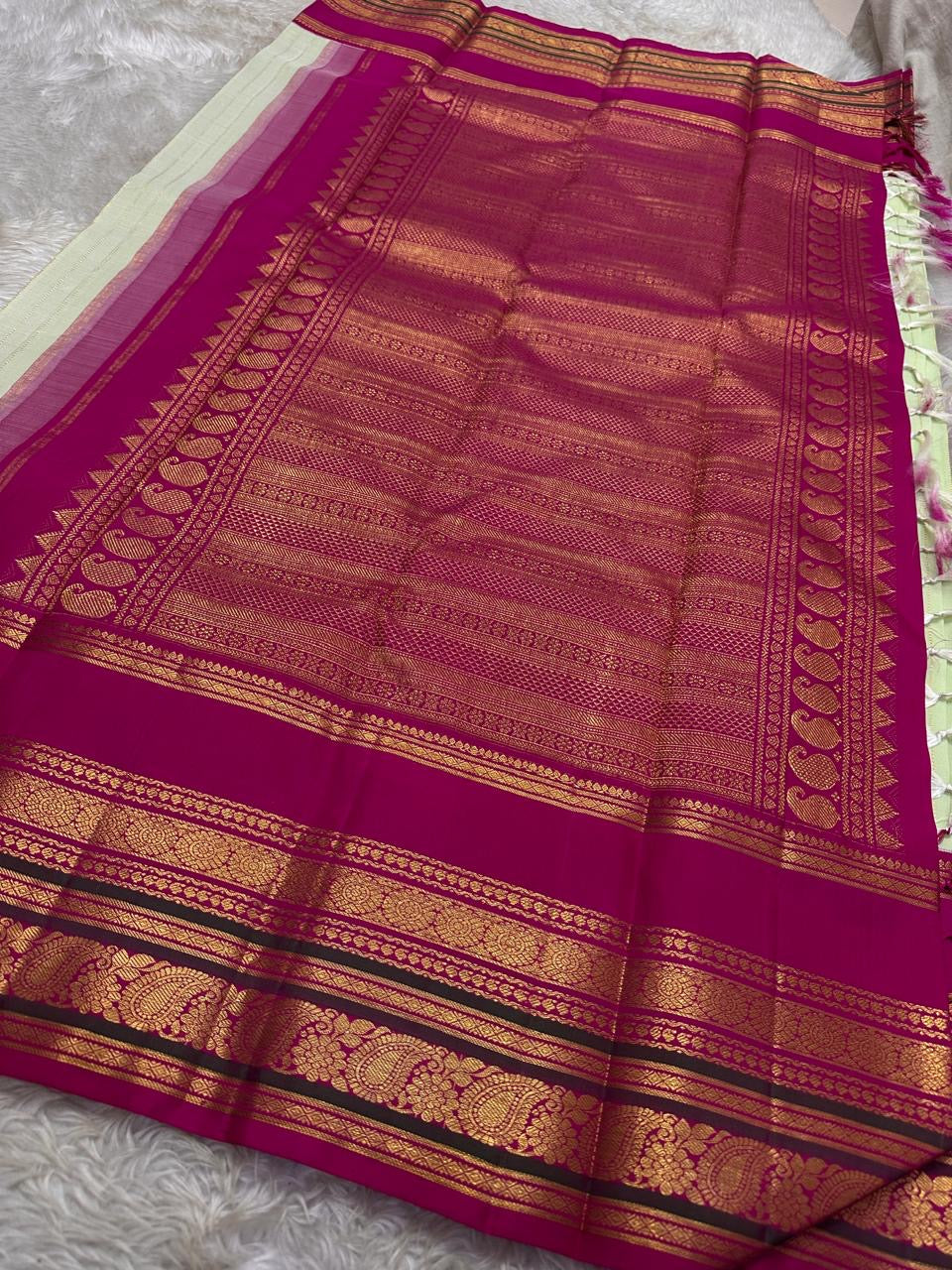 Sakthi ✨
Pistachio-Mint Oosi-Line Kanchipuram Silk
Rani-Pink Korvai Maanga Zari Border
Grand Gold Brocade Pallu
Silk Mark Certified | Handloom Heirloom