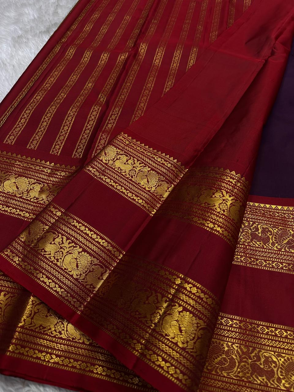 Purnima ✨ – Kumkum-Red & Aubergine Kanchipuram Pure Silk Saree
With Zari Winged Horse Buttas on the Aubergine Body
Grand Gold Annam & Floral Korvai Border with Temple Rekku
Varisaipettu Striped Gold Brocade Pallu with Hand-Knotted Tassels
Silk Mark