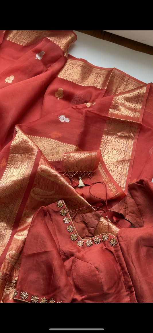 Golden Coffee Amber – Pure Silk Kora Banarasi Saree
Lustrous amber-brown body with golden undertones ✨
Lightweight, sheer kora silk with Banarasi weaving 🌿
Paired with a regal kundan embroidery blouse 💎

Silk Mark Certified, delivery in 3 weeks