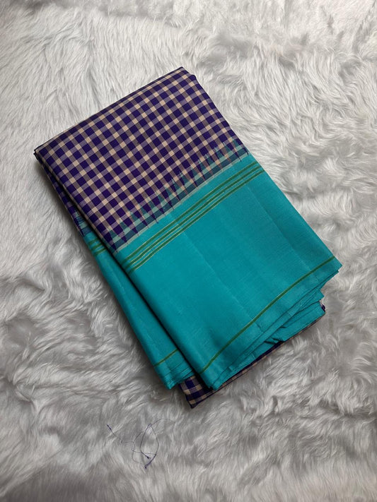 “Nirai – purple” Heritage Podi Kattam Checks in Kanchipuram Silk
Fine Madras-Style Geometry in Purple & Ivory
Sky Blue Border with Subtle Zari Accents
Crafted in the Finest Pure Silk
A Checkered Drape of Culture & Grace