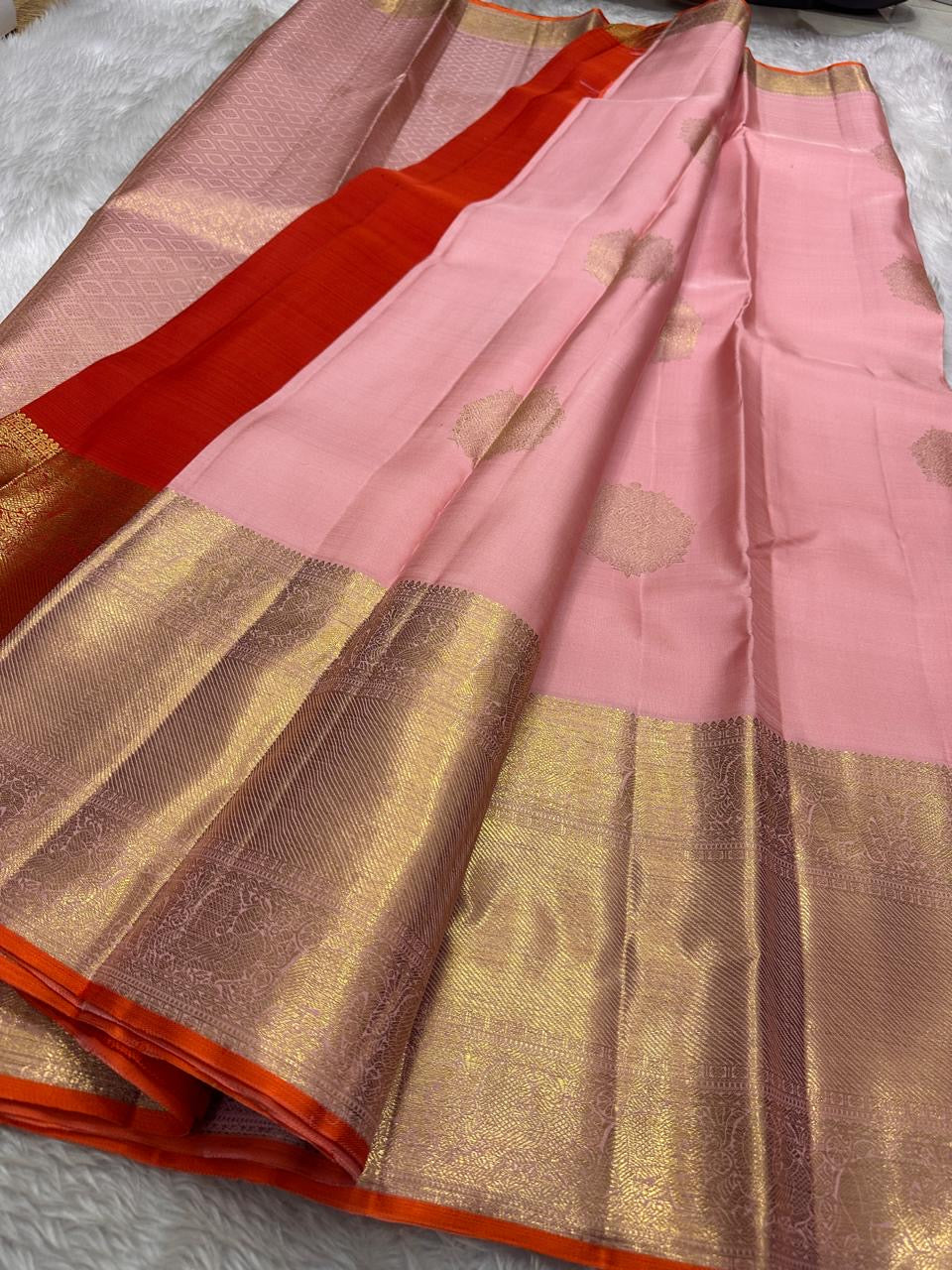 Lalima 🌸 – Bud Pink Pure Silk Saree
Featuring Large Ornate Floral Motifs Woven in 3g Pure Zari ✨
Adai Madam Floral & Vine Borders with Majestic Baavanji & peacock motif Layers 🌿 🦚
Finished with a Crimson-Orange Selvedge for Stunning Contrast 🔥