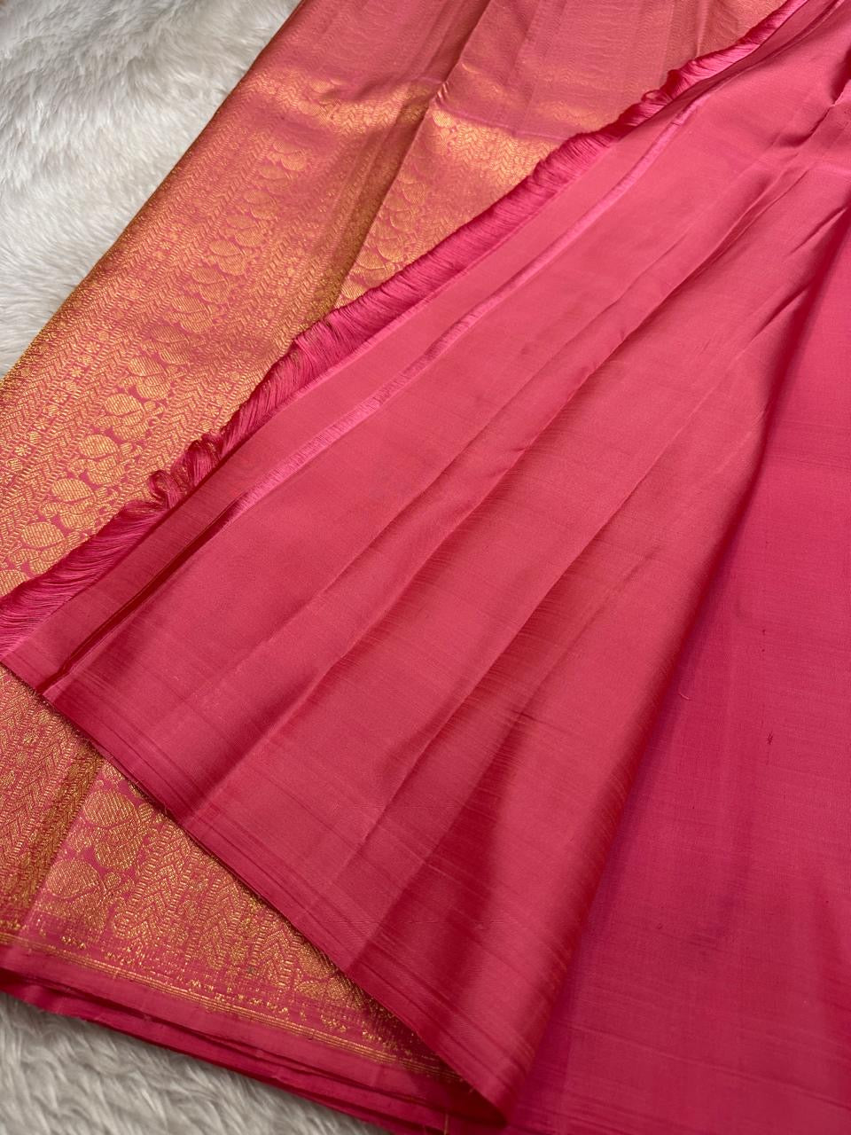Vilva 🌸 – Pink Pure Kanchipuram Silk Saree with Golden Zari Leaf Motifs, Ornate Floral Border & Paisley Pallu | Silk Mark Certified

A pure silk Kanchipuram in a soft, elegant pink, Vilva is adorned with delicate golden zari leaf motifs.